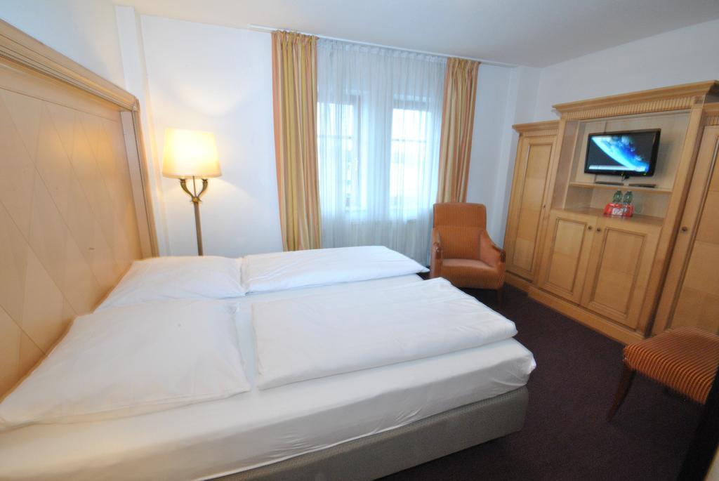 Gaestehaus Bavaria เรเกนส์บวร์ก ภายนอก รูปภาพ